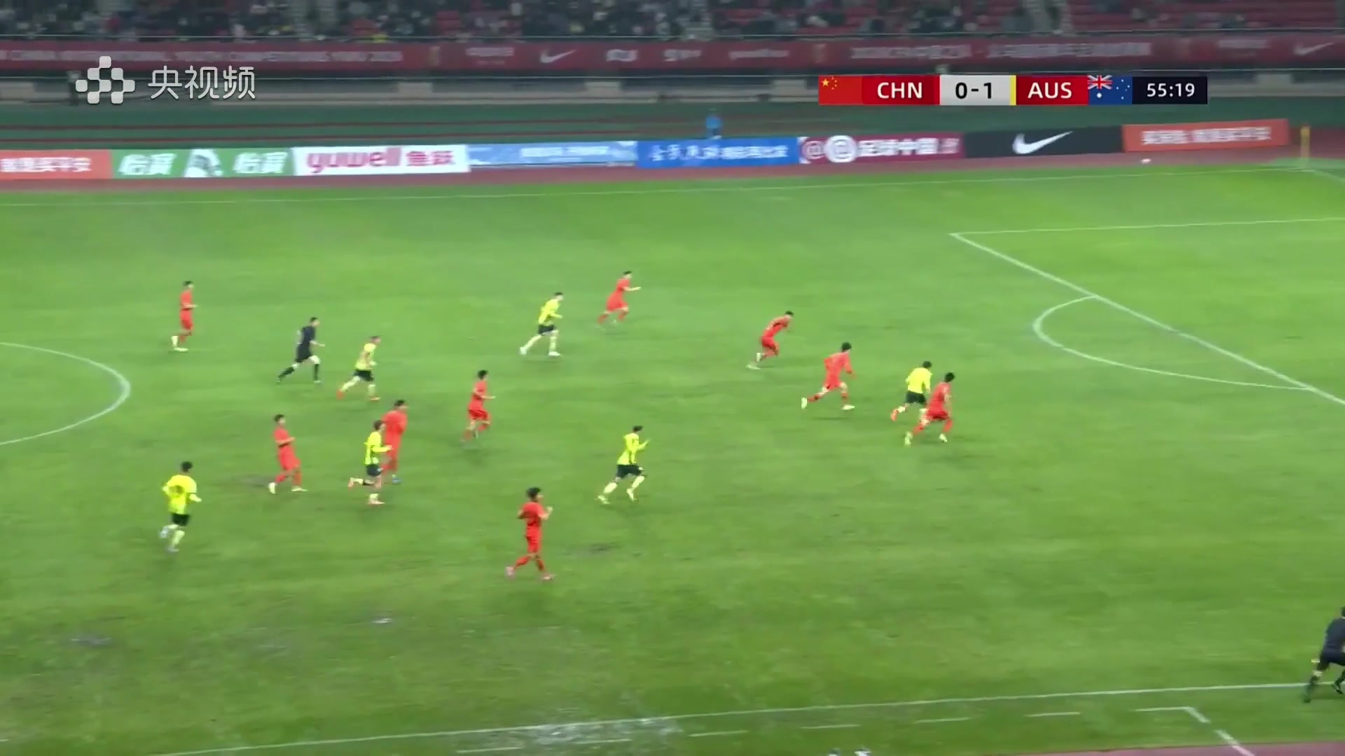 直塞打穿防線！對手單刀破門，U19國足0-2落后
