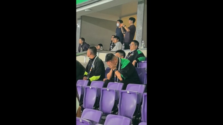 王鈺棟凌空斬終結(jié)五輪不勝，浙江副總看臺淚崩