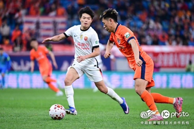 青島海牛3-1上海海港：吾米提江染紅致十人作戰(zhàn)，劉祝潤中柱難挽敗局