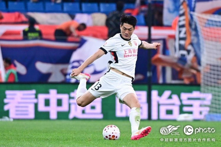 青島海牛3-1上海海港：吾米提江染紅致十人作戰(zhàn)，劉祝潤中柱難挽敗局