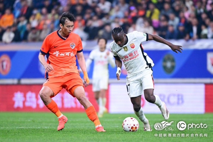青島海牛3-1上海海港：吾米提江染紅致十人作戰(zhàn)，劉祝潤中柱難挽敗局