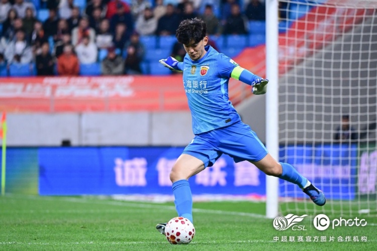 青島海牛3-1上海海港：吾米提江染紅致十人作戰(zhàn)，劉祝潤中柱難挽敗局
