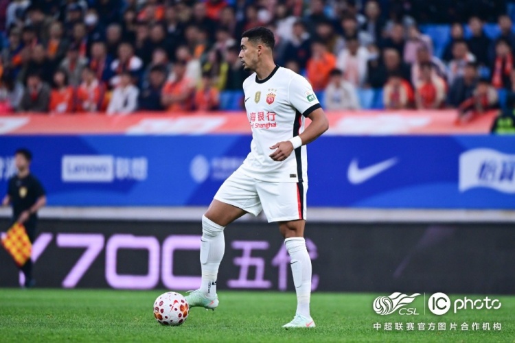 青島海牛3-1上海海港：吾米提江染紅致十人作戰(zhàn)，劉祝潤中柱難挽敗局