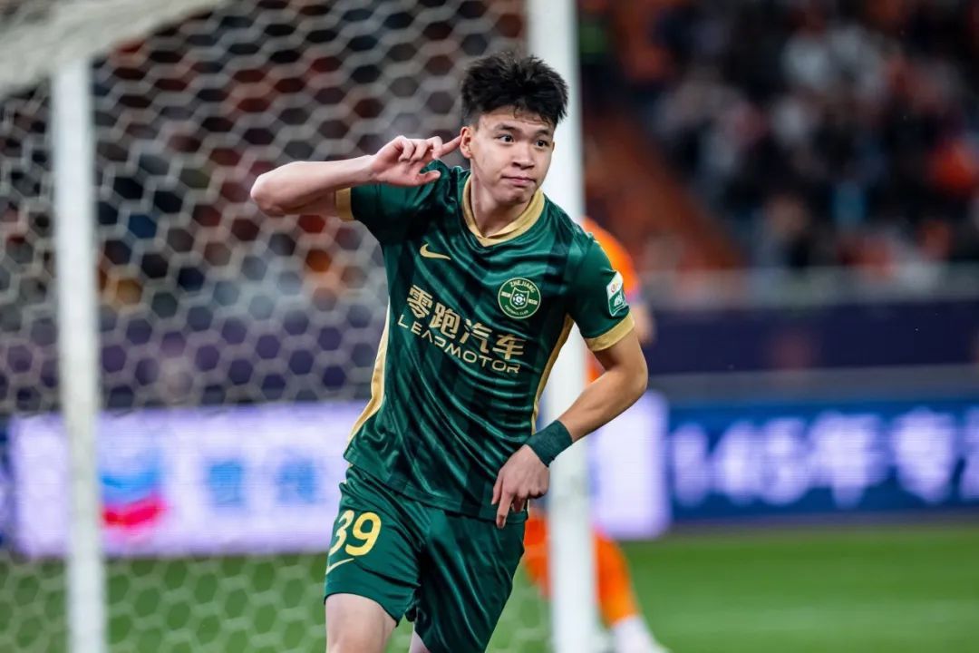 18歲王鈺棟8球登頂中超射手榜，40天從首球到并列第一