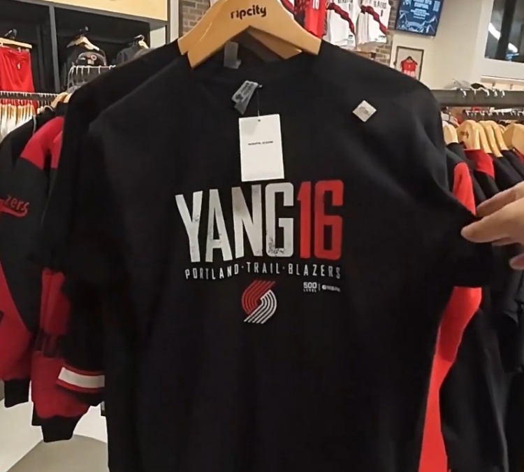 楊瀚森球衣登陸開(kāi)拓者商店 售價(jià)255美元引韓國(guó)博主感嘆