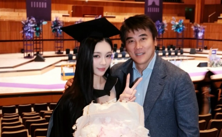 李明女兒曬合影回應(yīng)五年禁足：白玉落塵，時間給出答案